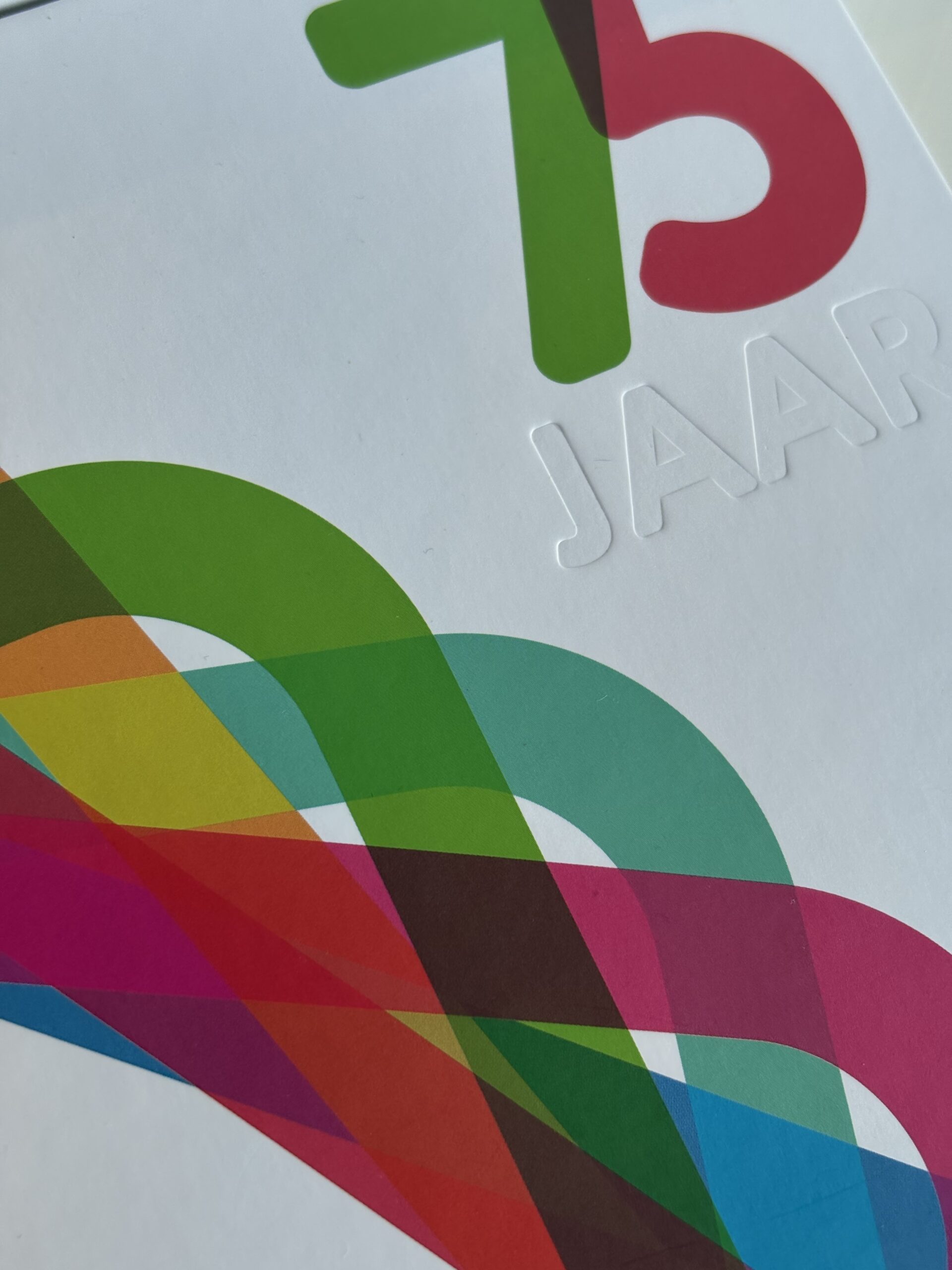 Detail van een cover met fullcolor bedrukking en blindpreeg.